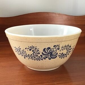 Pyrex Vintage 402 Homestead 1.5 liter Mixing Bowl Corning USA